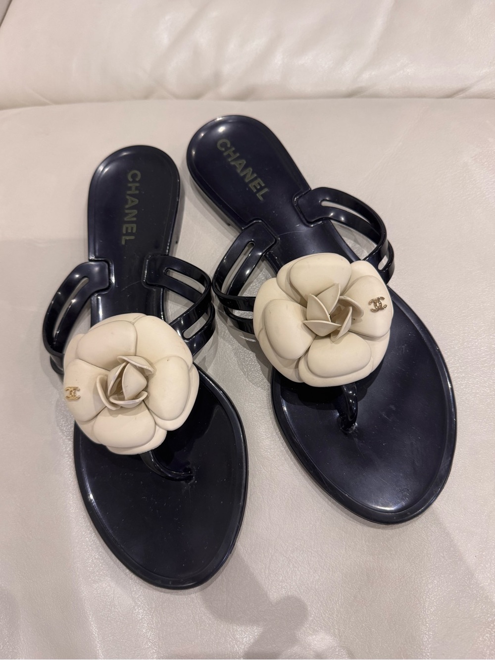 [Authentic] CHANEL Black Jelly flip flops with Cream Camellia